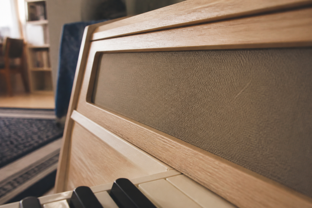 Grille de haut-parleur intégrée d'un piano numérique meuble