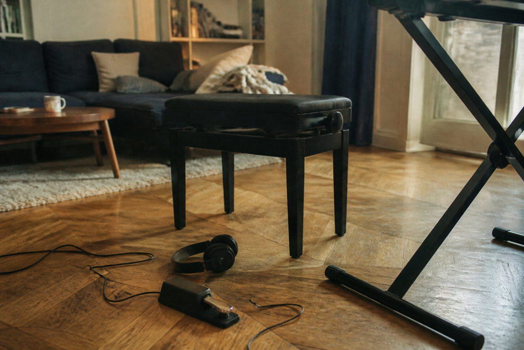 Pack piano débutant : banquette, pédale de sustain, casque et support en X